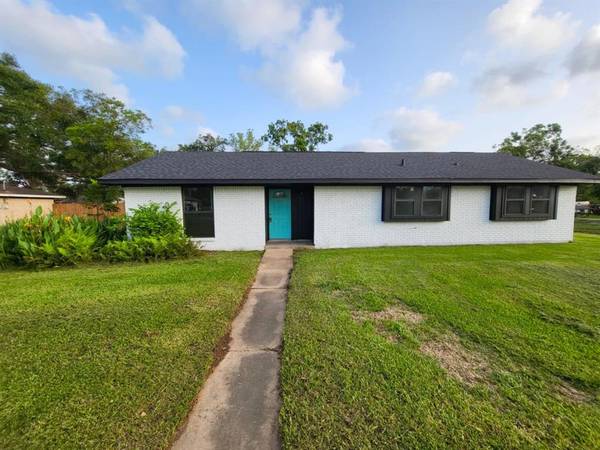 123 Ivy ST, Jones Creek, TX 77541