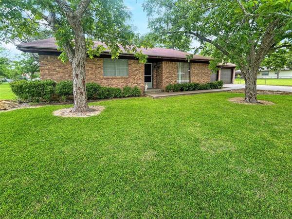 704 S Pecan ST, Moulton, TX 77975