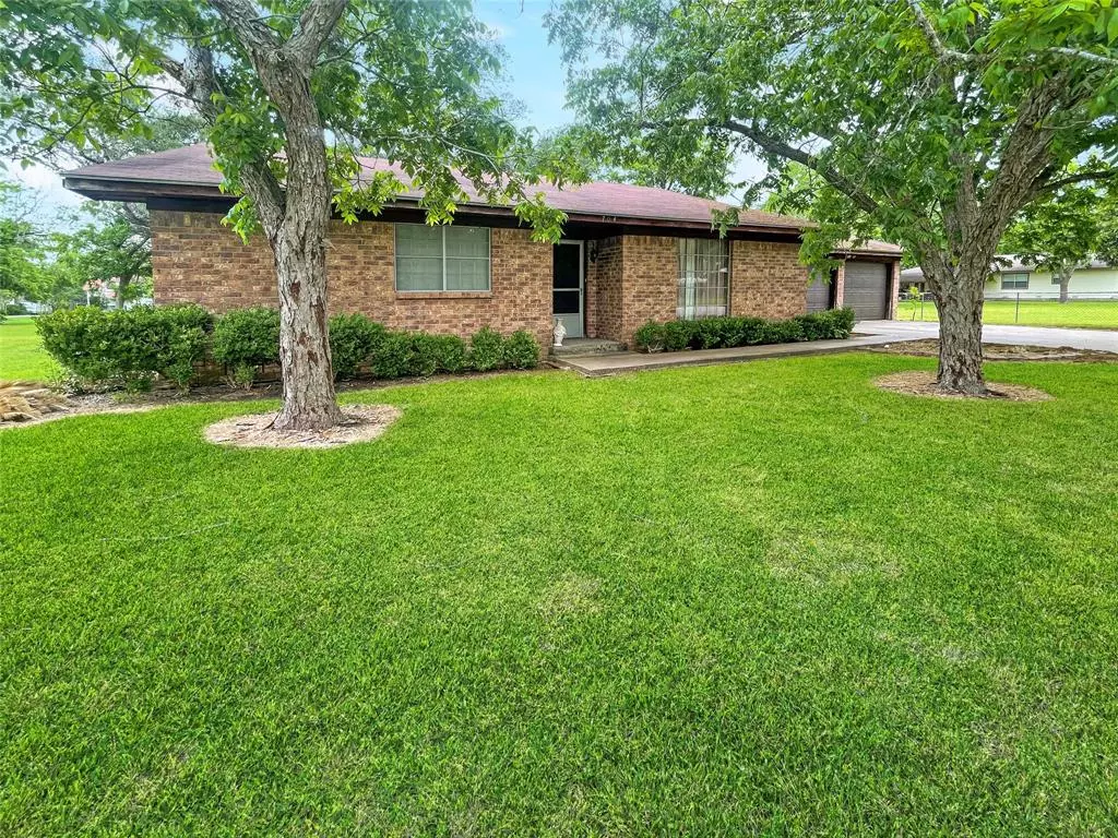 Moulton, TX 77975,704 S Pecan ST