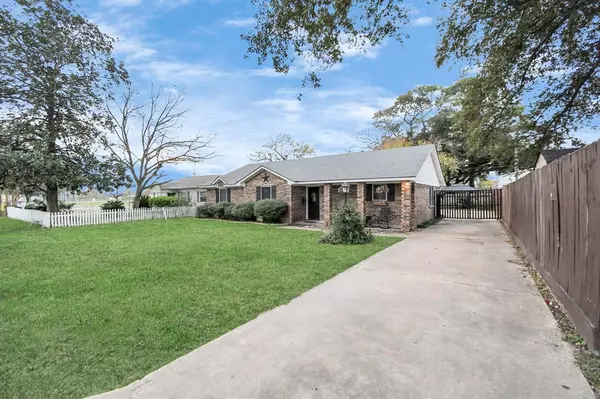 Highlands, TX 77562,402 E Oak ST