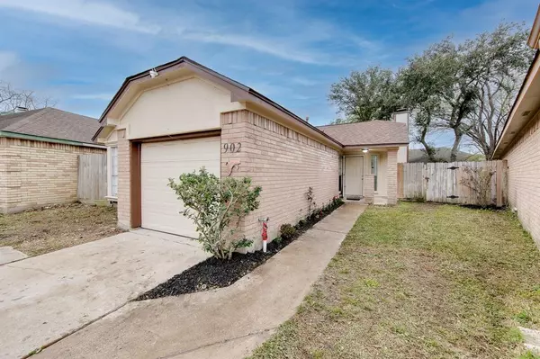 902 Somercotes LN, Channelview, TX 77530