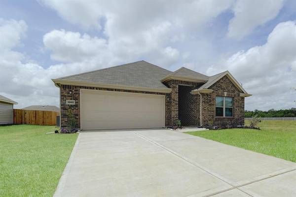 1303 Green Jay LN, La Marque, TX 77568