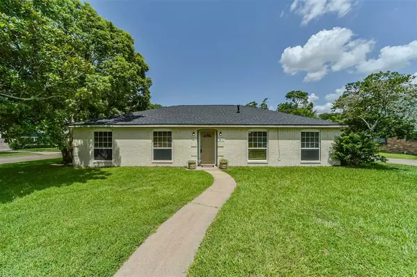 5018 Ash CT, Dickinson, TX 77539