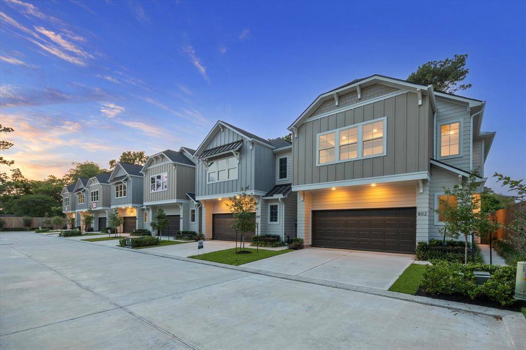 802 Glowing Dawn DR, Houston, TX 77018
