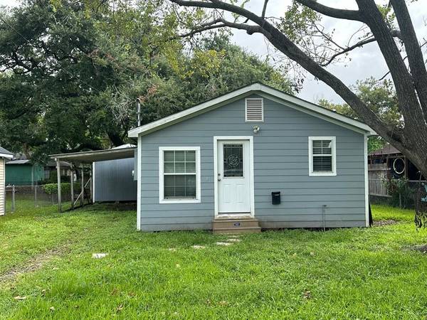 135 E Bernard ST, Clute, TX 77531