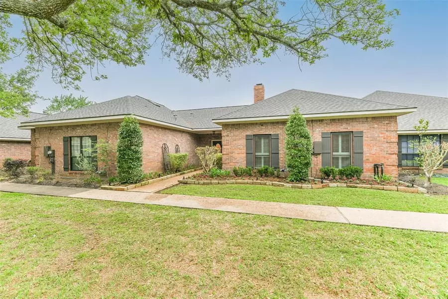 211 Skyview TER #C, Friendswood, TX 77546