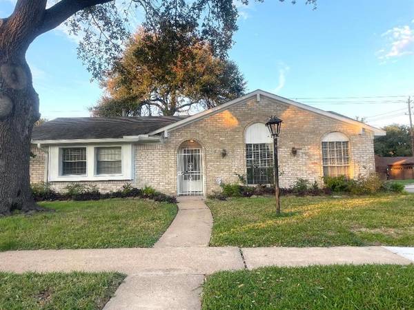 8902 Sharpview DR, Houston, TX 77036