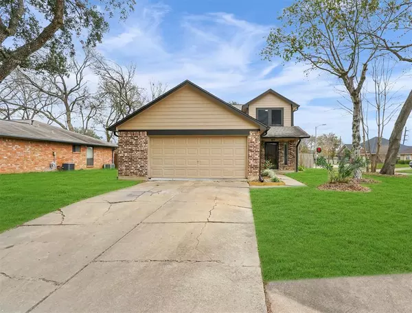 819 Land Grant DR, Richmond, TX 77406