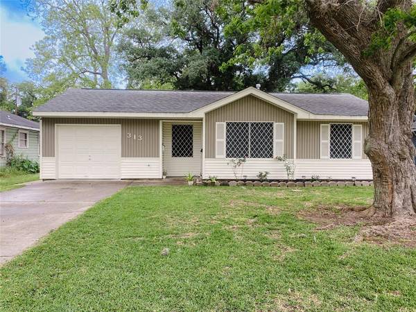 313 Cypress ST, Lake Jackson, TX 77566