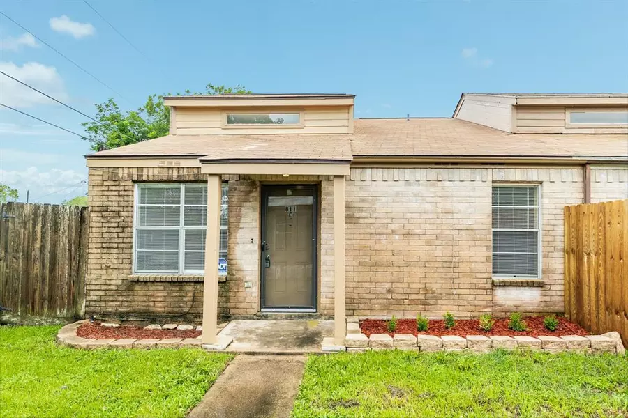 811 Buchta RD #E, Angleton, TX 77515