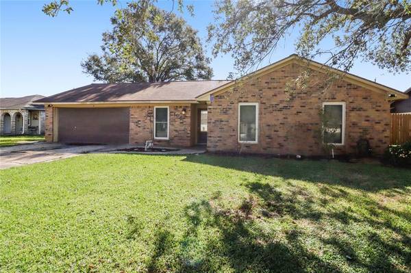 104 Meadowlark LN, Angleton, TX 77515