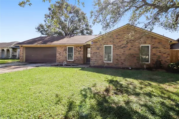 104 Meadowlark LN, Angleton, TX 77515