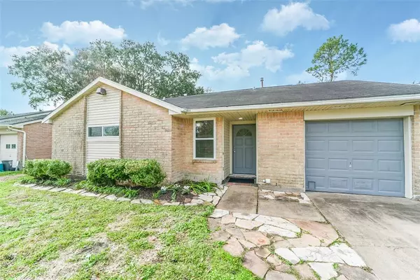 504 Avondale LN, Friendswood, TX 77546