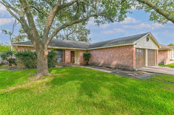 2819 Plymouth Colony DR, Webster, TX 77598