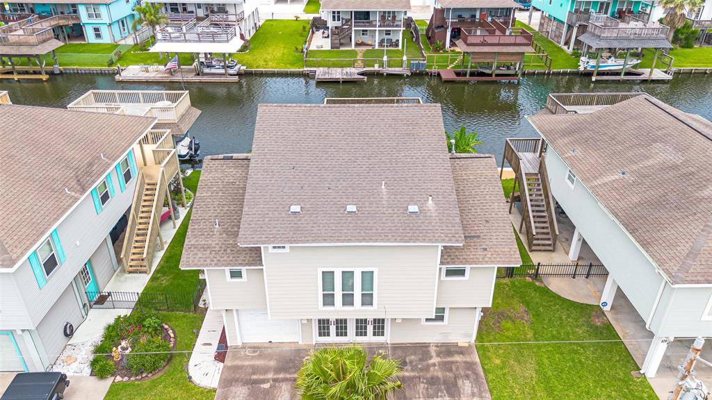 1016 Redfish ST, Hitchcock, TX 77563