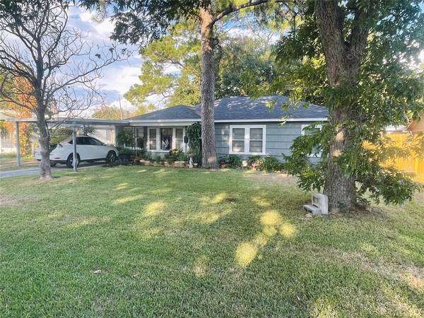 403 W Oak ST, Highlands, TX 77562