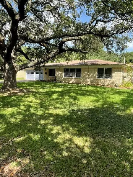 1002 Larcom ST, La Marque, TX 77568