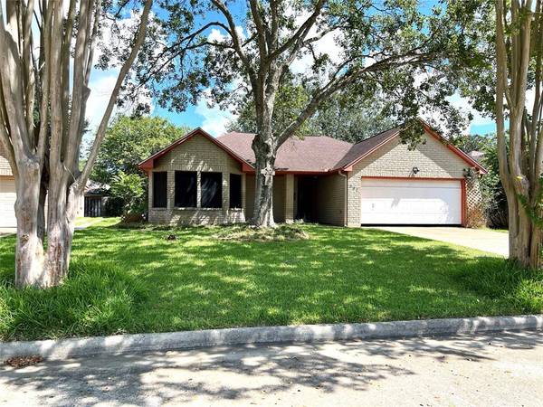 807 Forest Oaks LN, Pearland, TX 77584