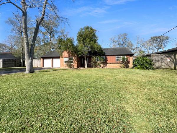 1317 Sunset DR, Dickinson, TX 77539