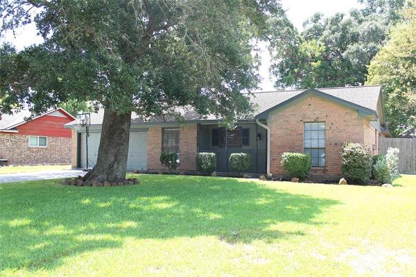 618 Dogwood ST, Lake Jackson, TX 77566