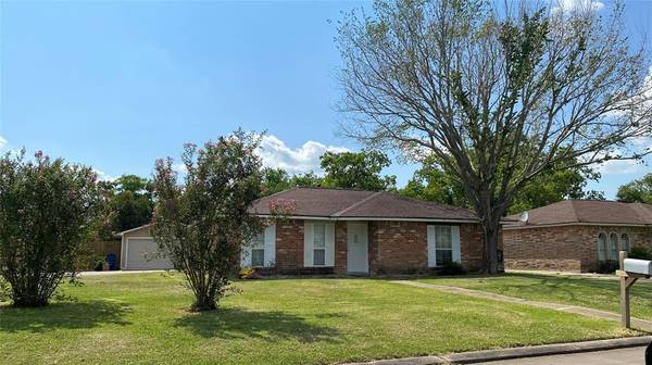 1302 Northview CT, Angleton, TX 77515