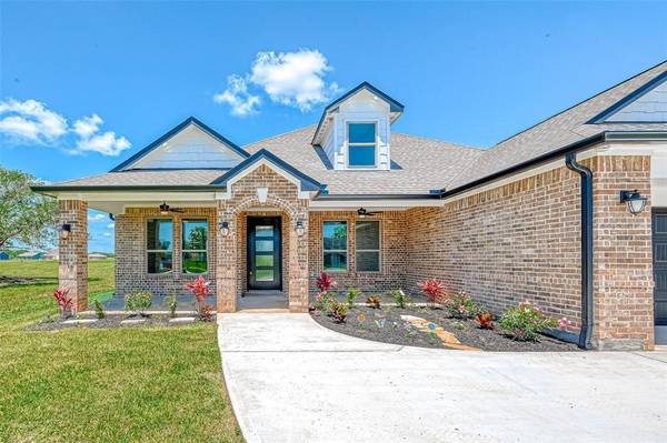 1420 Palomino TRL, Angleton, TX 77515