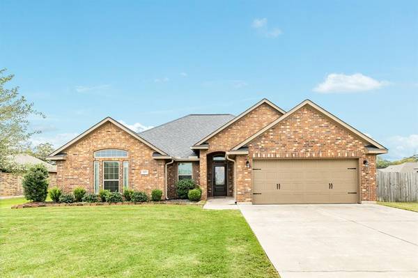 207 Poppy ST, Lake Jackson, TX 77566