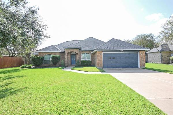 103 Indian Hawthorn, Lake Jackson, TX 77566