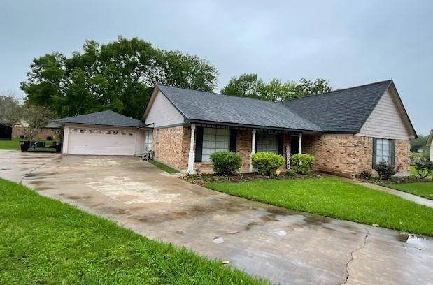 55 Mistletoe CT, Lake Jackson, TX 77566