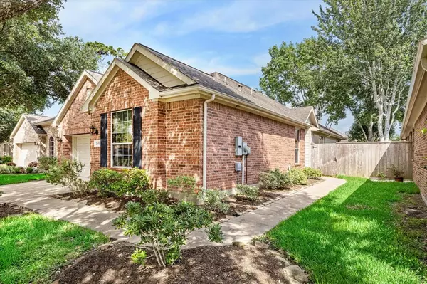 2405 Ameno DR, Pearland, TX 77581