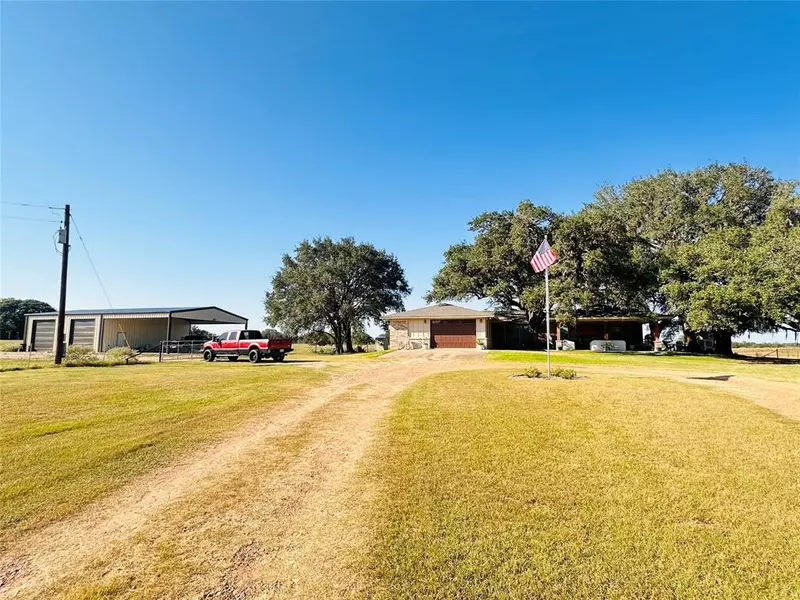 68 Thiele RD, Yoakum, TX 77995