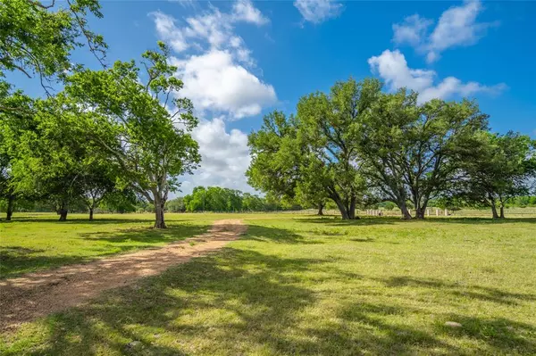 Schulenburg, TX 78956,258 Private Road 2006