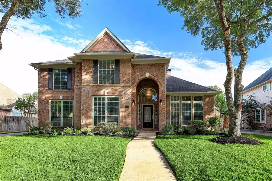 911 LAKESPUR DR, Sugar Land, TX 77479