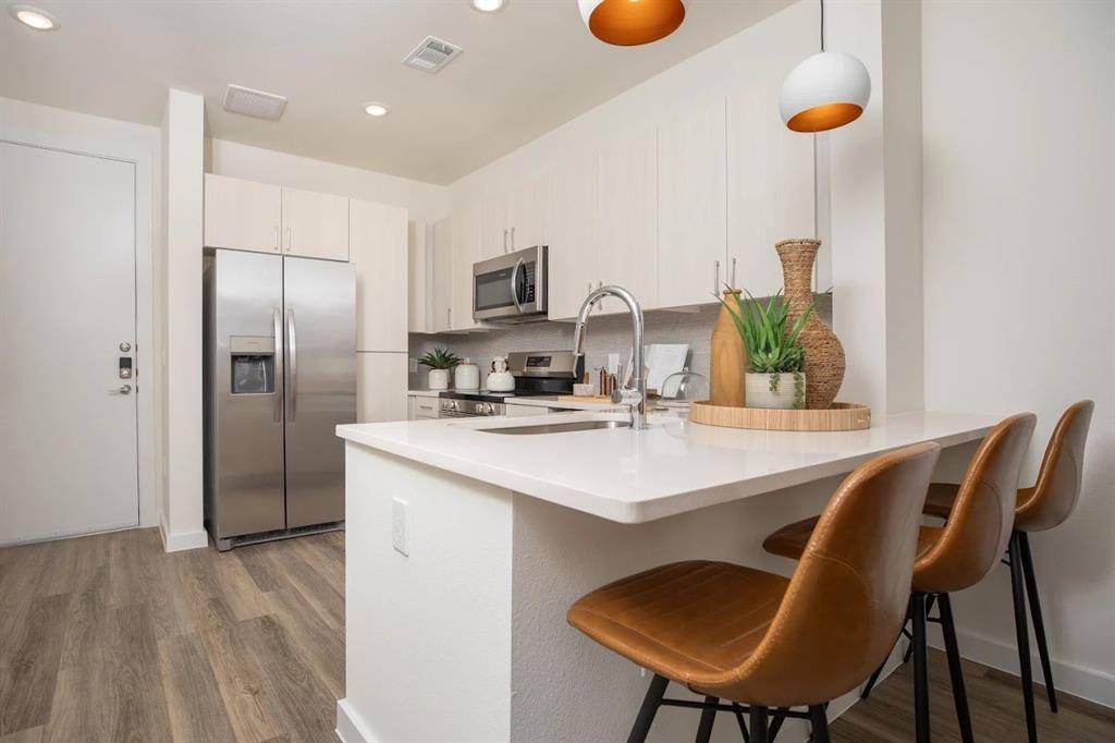 Houston, TX 77009,1690 North LOOP #1-208