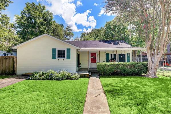 705 W Coombs ST, Alvin, TX 77511