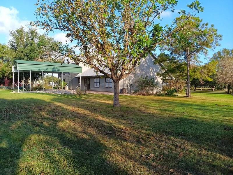 411 County Road 402, Danbury, TX 77534