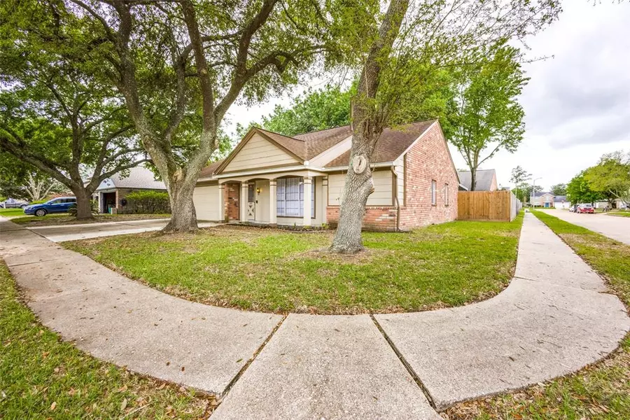 2512 Parkview DR, Pearland, TX 77581