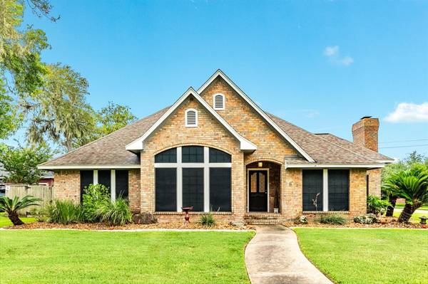 52 S Calla Lily CT, Lake Jackson, TX 77566