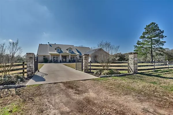 644 Red Deer LN, Bellville, TX 77418