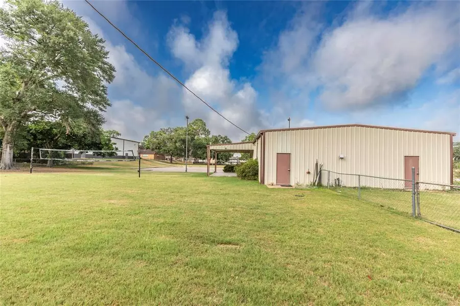 425 E O'Bryant St, Bellville, TX 77418