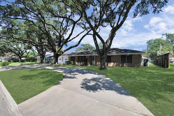 873 N Fowlkes ST, Sealy, TX 77474