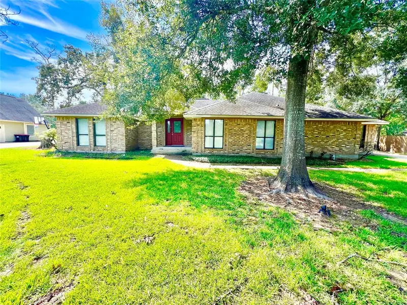 427 W Pineshadows DR, Sour Lake, TX 77659