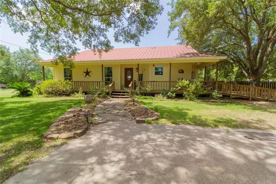 516 E Lane 2, Anahuac, TX 77514