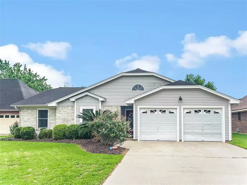 23 Alexander Ct, Angleton, TX 77515