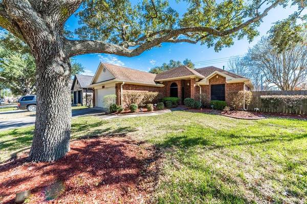 2835 Sailors Moon DR, Friendswood, TX 77546