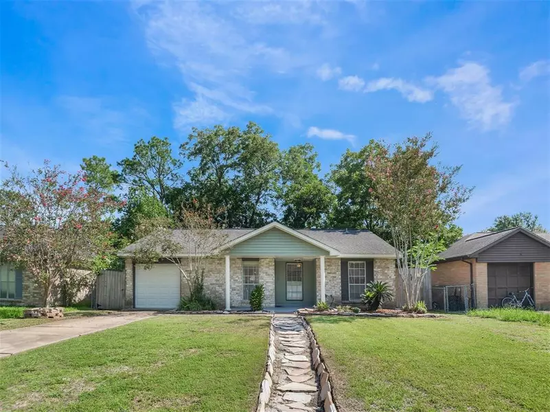 501 Bellmar LN, Friendswood, TX 77546