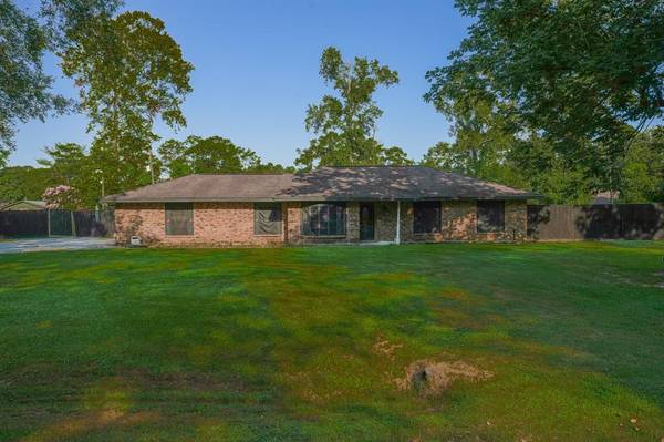 13 River Oaks ST, Dayton, TX 77535