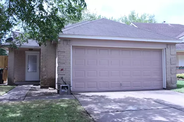 1114 Lochmoor LN, Pearland, TX 77581