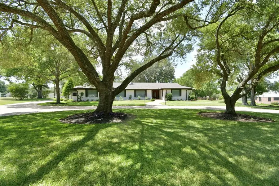 202 Oak Hill DR, Brenham, TX 77833