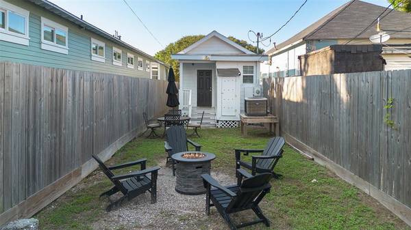 2713 Avenue P 1/2, Galveston, TX 77550